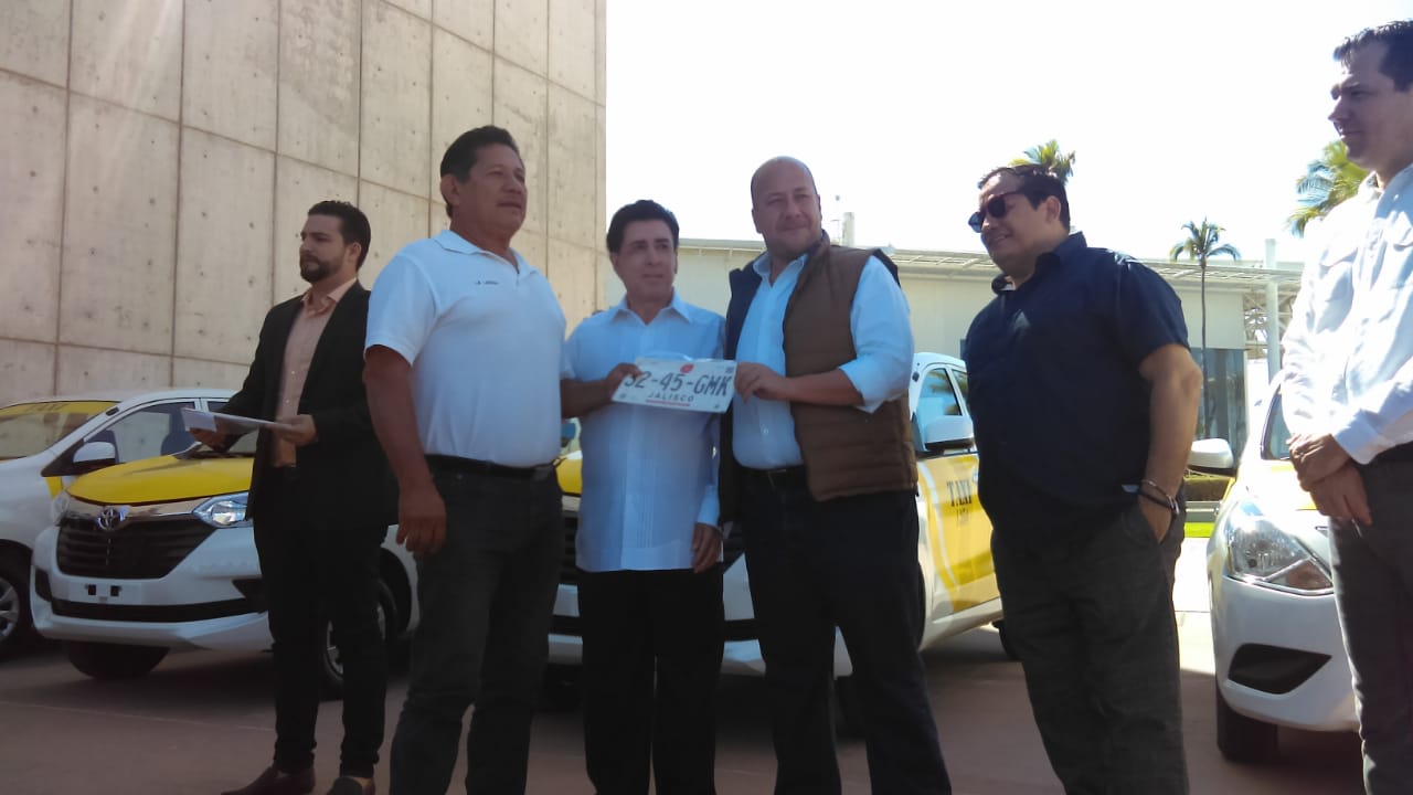 50 placas a taxistas en PV; “Es un sueño hecho realidad”, dicen conductores