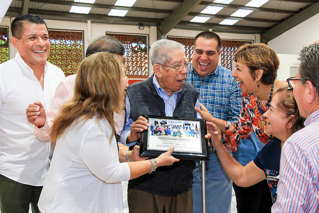 Merecido reconocimiento al maestro Pablo López Joya