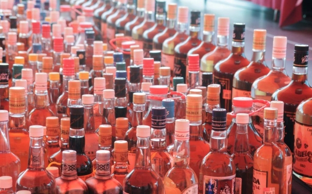 Mueren más de 100 personas en India por beber alcohol adulterado