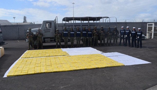 SEMAR asegura una embarcación con más de 600 kilogramos de presunta cocaína, frente a las costas de Sinaloa