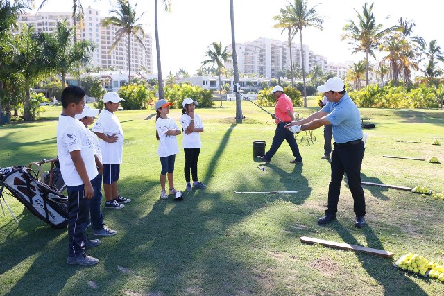 Niños de escasos recursos aprenden golf gratis