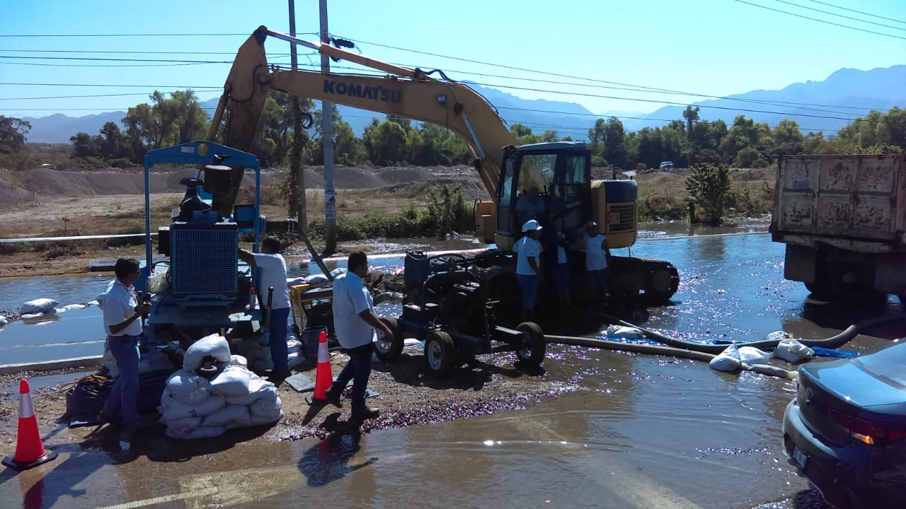 Fuga de aguas residuales genera cierre de avenida y vertimiento de agua al estero El Salado