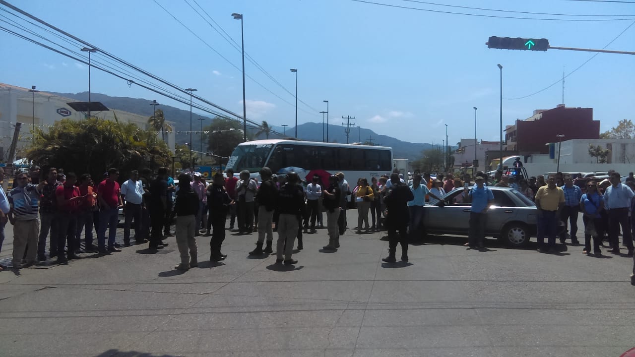 Maestros cierran calles, exigen mejoras en ISSSTE de Vallarta y Tomatlán