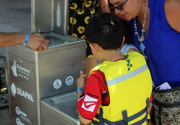 Agrada y satisface a turistas agua de calidad de bebederos de SEAPAL