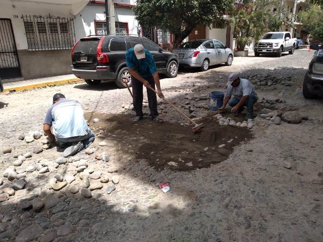 Continúa bacheo y reparación de calles en colonias de la ciudad