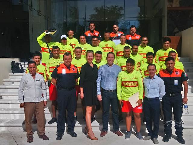 Certifican a guardavidas de hoteles en rescate acuático