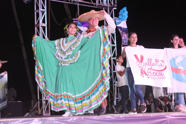 Puerto Vallarta disfruta del espectáculo del folclor