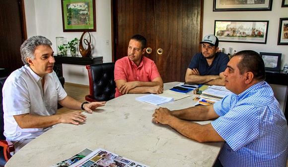 Se reúne alcalde con representante de hidroeléctrica