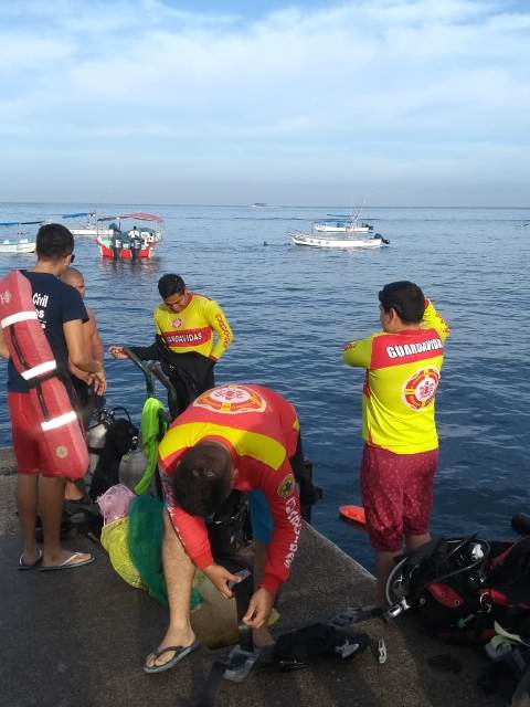 Realizan limpieza en el fondo del muelle de Los Muertos