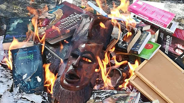 Sacerdotes católicos hacen quema de libros de Harry Potter para combatir la magia