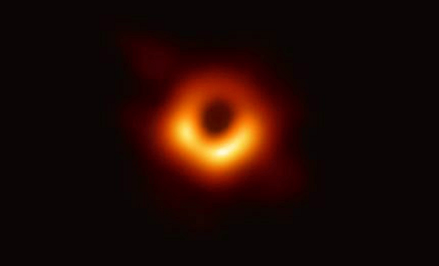 Presentan primera imagen de un agujero negro