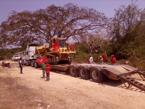 Antorchistas gestionan maquinaria para construcción y rehabilitación de infraestructura rural de Tomatlán.