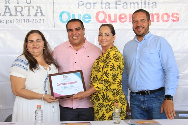 Entrega DIF becas de apoyo a más de 90 estudiantes