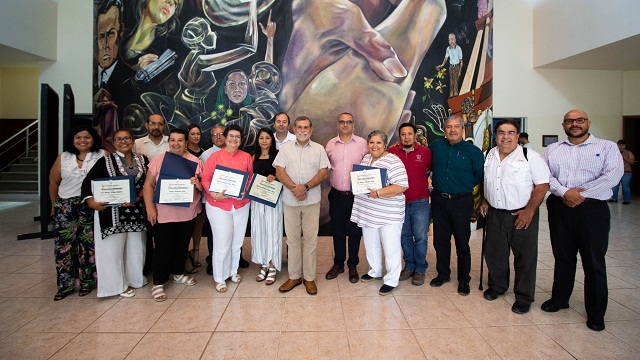 La Universidad de Guadalajara distinguió a docentes del CUCosta por su trayectoria académica