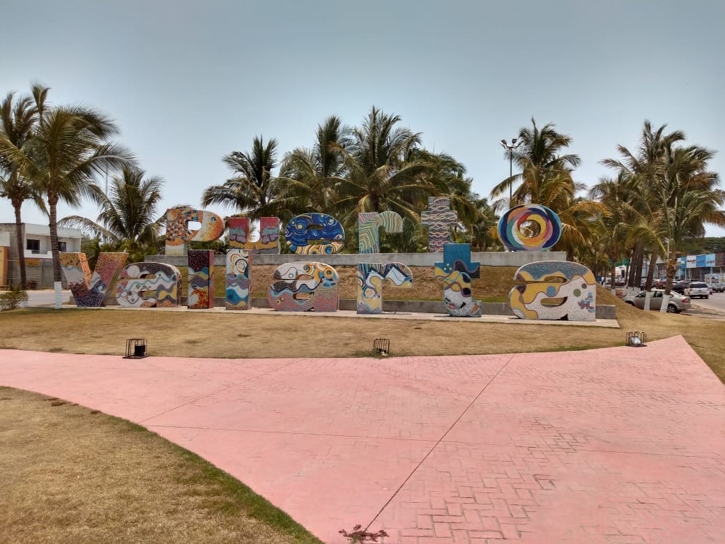Destruyen letras de Puerto Vallarta en Las Juntas