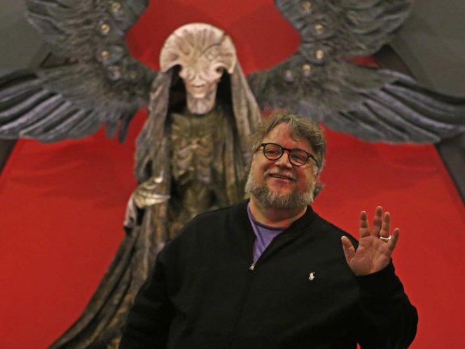 Guillermo del Toro beca a otra joven para que estudie en París