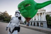 Disneyland Resort celebra la nueva Star Wars: Galaxy's Edge con un globo gigante del Maestro Yoda
