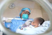 Diagnostican a bebé de un mes con COVID-19; madre no creía en el virus