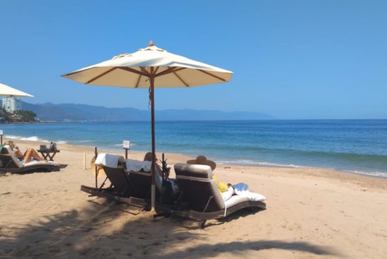 Cofepris declara no apta para uso recreativo a Playa del Cuale en Puerto Vallarta