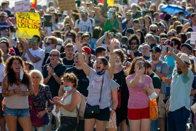 Protestan en Madrid por el uso obligatorio de mascarillas