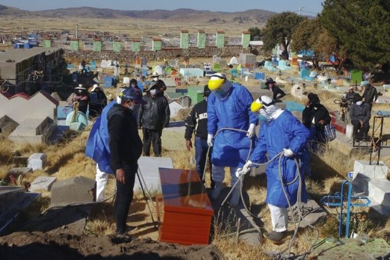 Colapsan cementerios en Bolivia; crean tumbas clandestinas