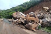 Derrumbes y deslaves aquejan a las carreteras que conducen a Puerto Vallarta