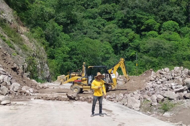 Derrumbes aquejan a las carreteras de la región