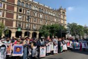 Familiares de los 43 normalistas de Ayotzinapa protestan en la SCJN