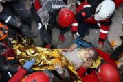 Niña es rescatada cuatro días después del terremoto en Turquía