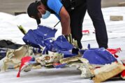Localizan cajas negras y parte del fuselaje de avión que cayó en costas de Indonesia