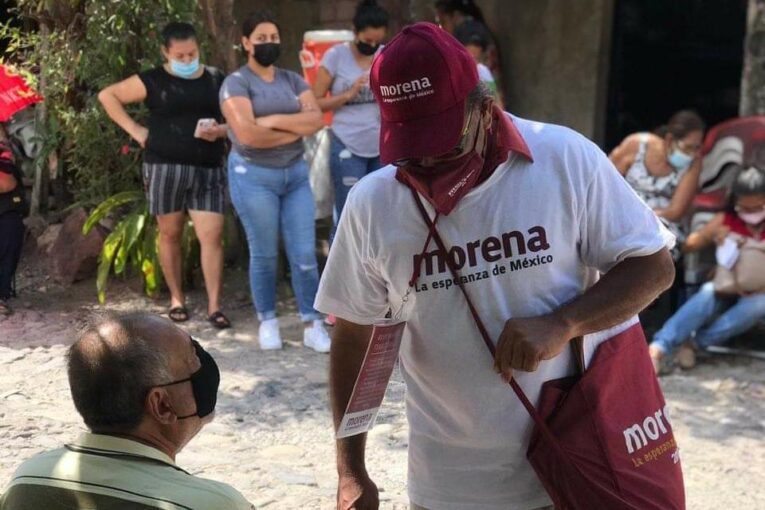 Promueven a Morena en plena aplicación de vacunas; podría ser delito electoral
