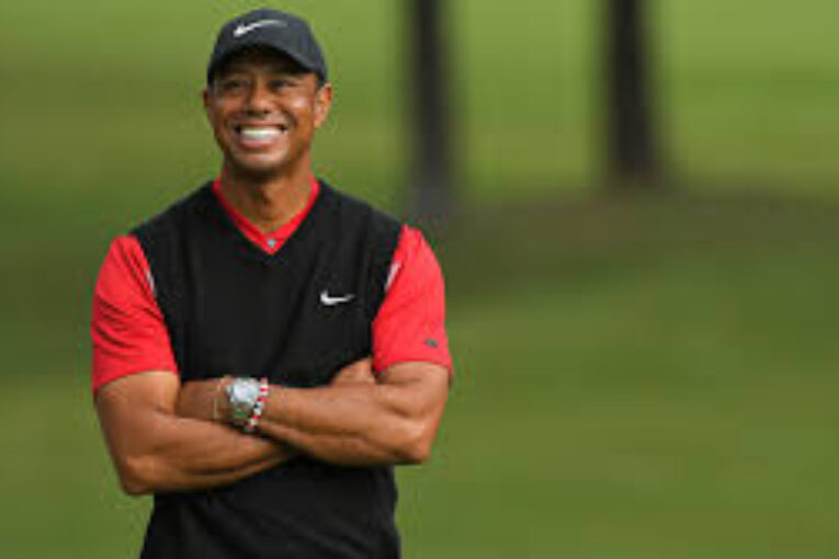 Tiger Woods se encuentra con varillas y tornillos en las piernas
