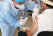 Brindan trato humano en vacunación contra COVID-19 en Módulo CUCosta
