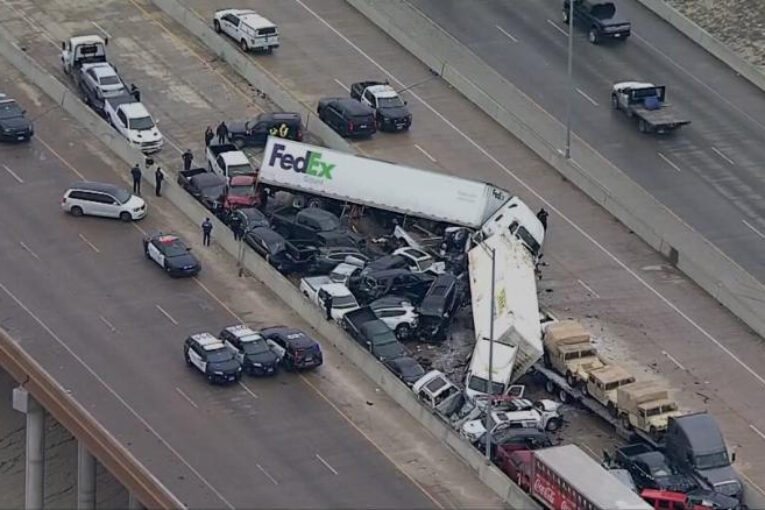 Al menos seis muertos y varios heridos deja masivo accidente vial en Texas