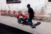 El amor lo puede todo; hijo de 70 años lleva a su madre de 100 a vacunar en una carretilla.