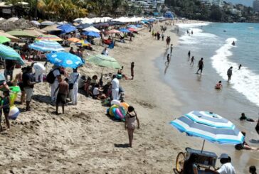 Continúan turistas nadando en playas contaminadas