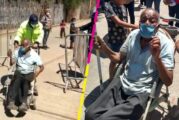 Niños llevan a su abuelo a vacunar contra la COVID-19 en un coche para bebé