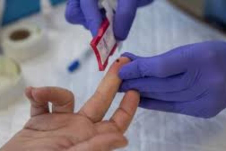 Hay anticuerpos de covid-19 presentes en aproximadamente 1 de cada 5 donaciones de sangre de personas no vacunadas, según datos de la Cruz Roja de EE.UU.