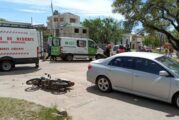 Hombre choca con motociclista y lo mata; al ayudarlo, descubre que era su hijo