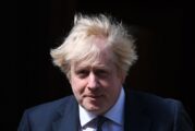 Boris Johnson niega que el Reino Unido haya bloqueado la exportación de vacunas