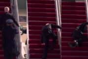 Joe Biden tropieza varias veces al subirse al Air Force One rumbo a Atlanta