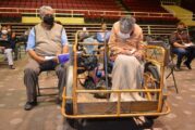 Nada impidió que don Seferino llevara a su esposa a vacunar