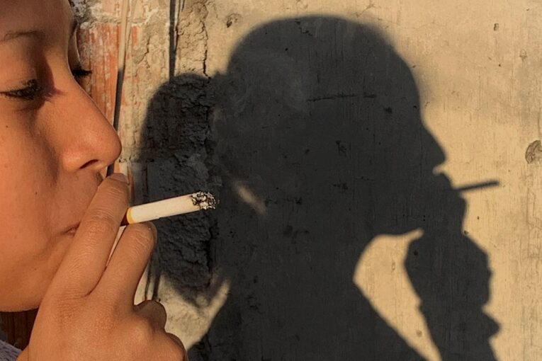 Morena busca prohibir la exhibición de cigarros en tiendas; empresas buscan evitarlo