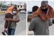 Hombre carga a su madre hasta centro de vacunación contra el COVID a falta de silla de ruedas