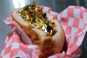 Venden hot dogs en Hermosillo con láminas de oro comestible como condimento
