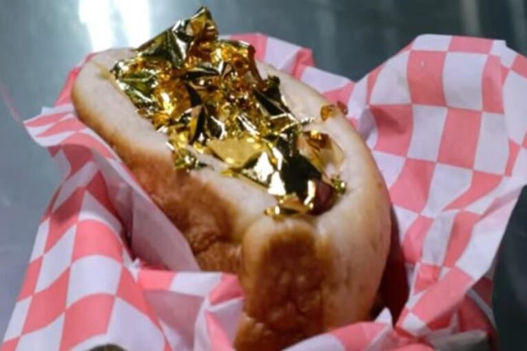 Venden hot dogs en Hermosillo con láminas de oro comestible como condimento