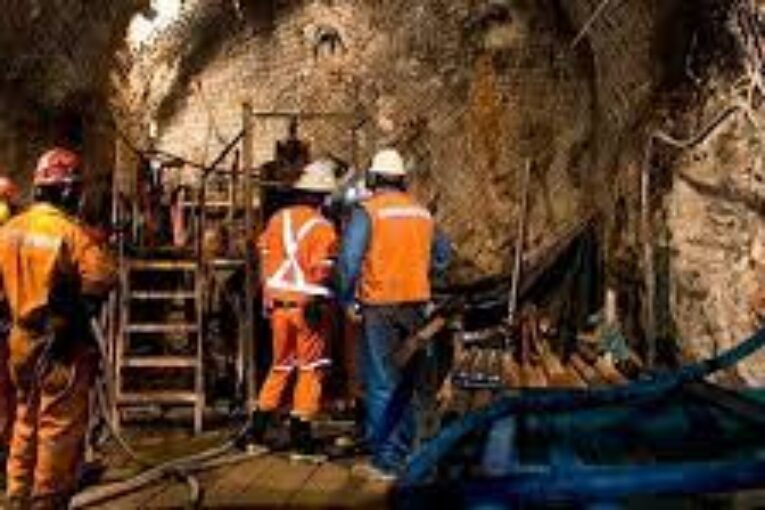 AMLO advierte que podría revocar la concesión de dos mineras canadienses