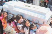Entre lágrimas, niñas cargan el ataúd de Wendy, víctima de feminicidio