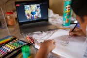Niño vende dibujos para que su mamá no salga y no se enferme de covid