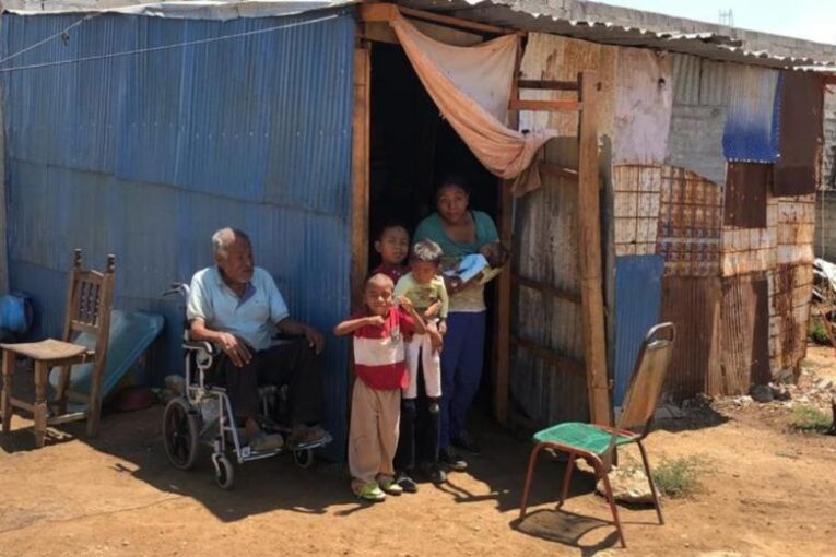 Oaxaca: Niños que llevaron a vacunar a su abuelito en carriola reciben ayuda humanitaria